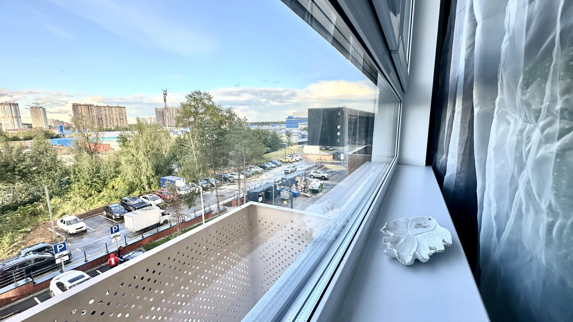 Апартаменты Истоман Two с видом на пруд