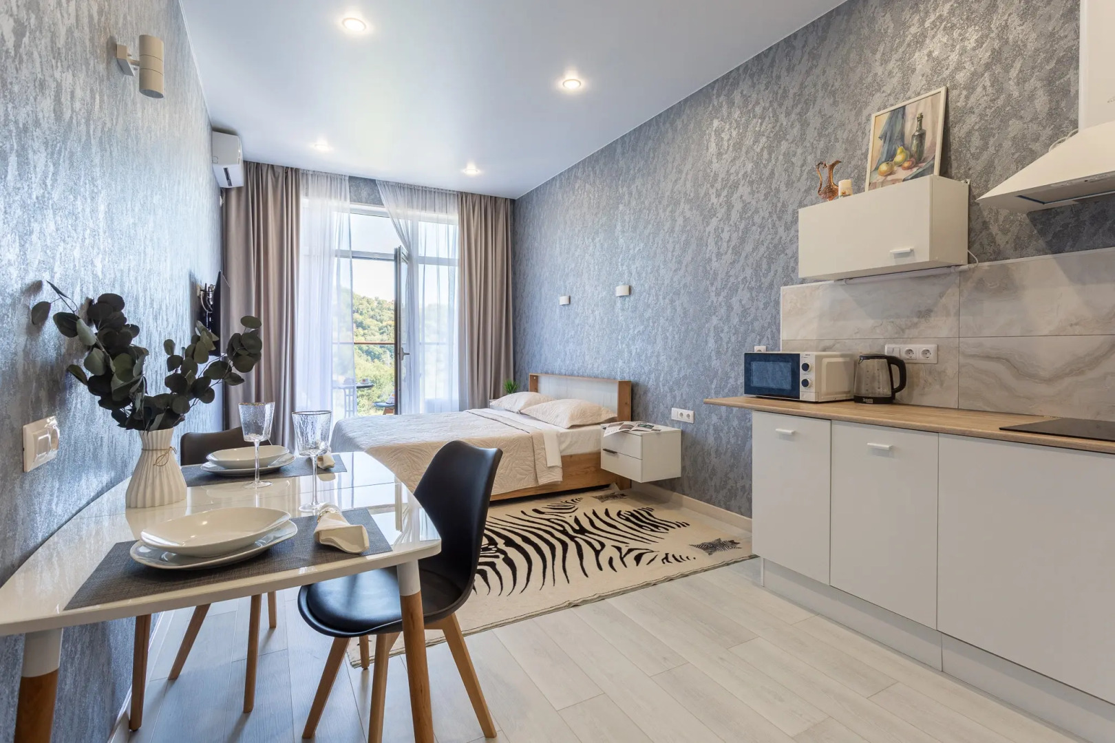 Студия с балконом и видом на горы. Аллея 392