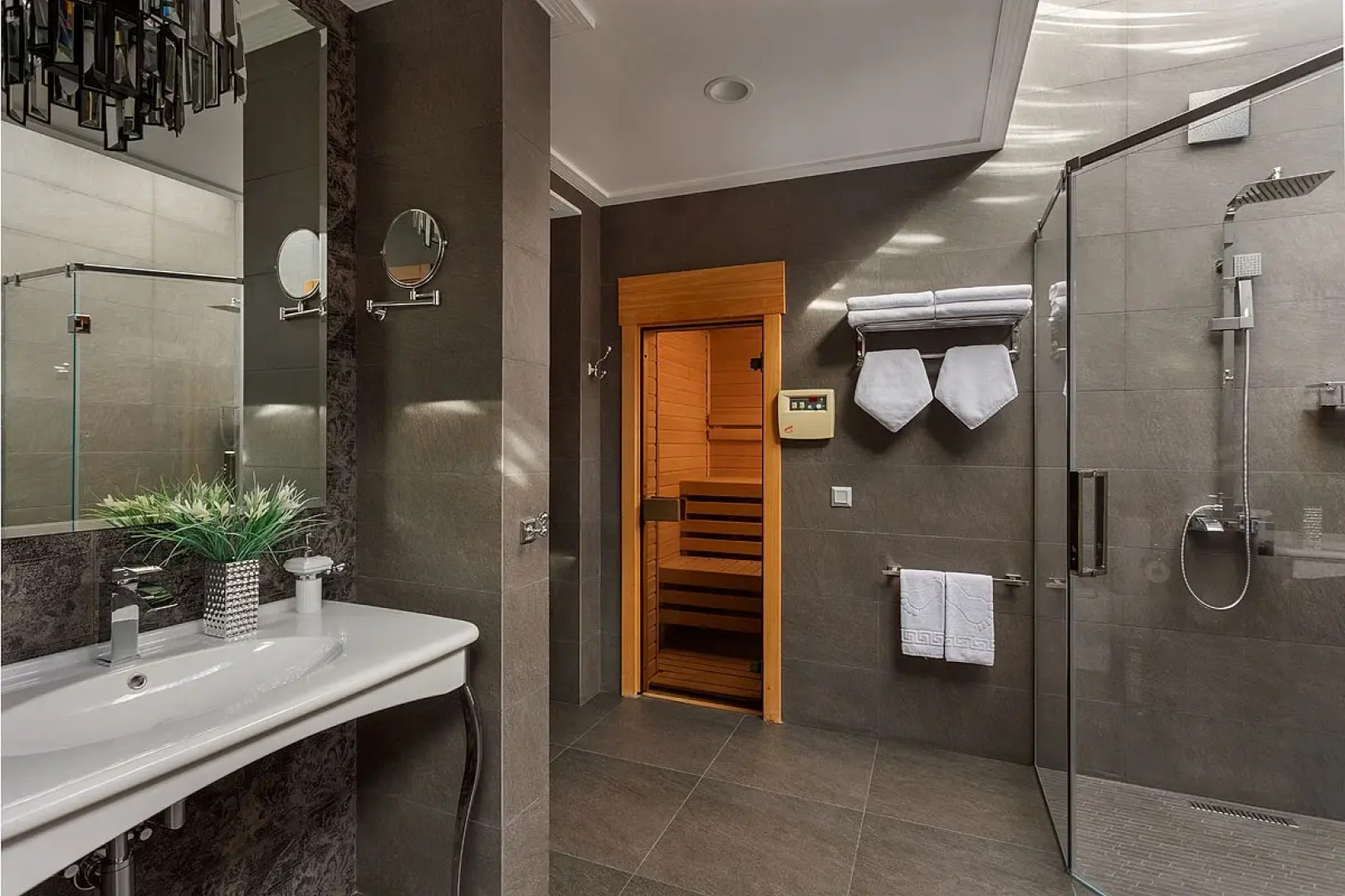 Отель Амбассадори