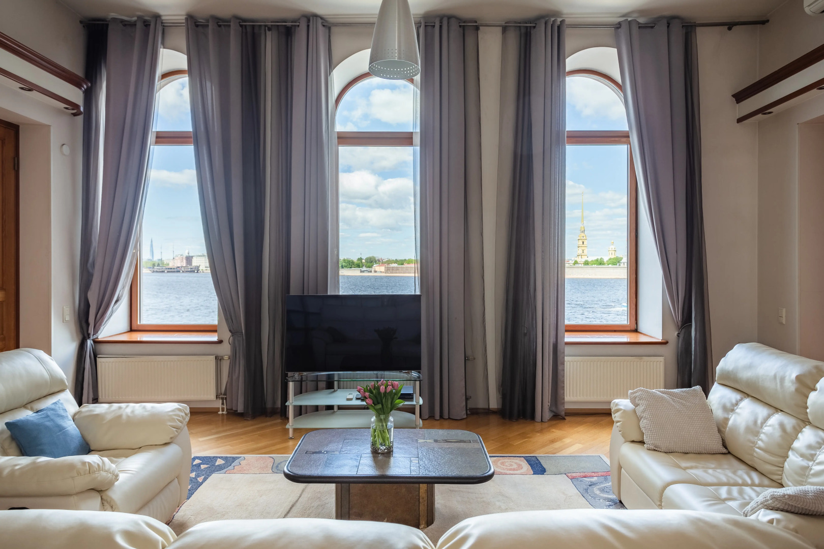 Апартаменты Art Home у Эрмитажа 7 комнат с видом на Неву