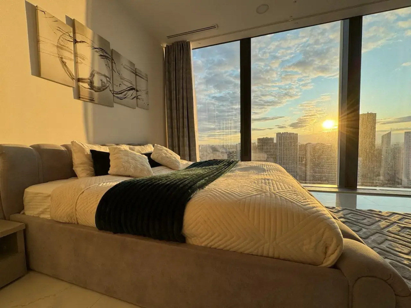 Апартаменты Sky City Moscow Уютная студия с подсветкой и Аэрохоккеем в Москва Сити! Закатная сторона!