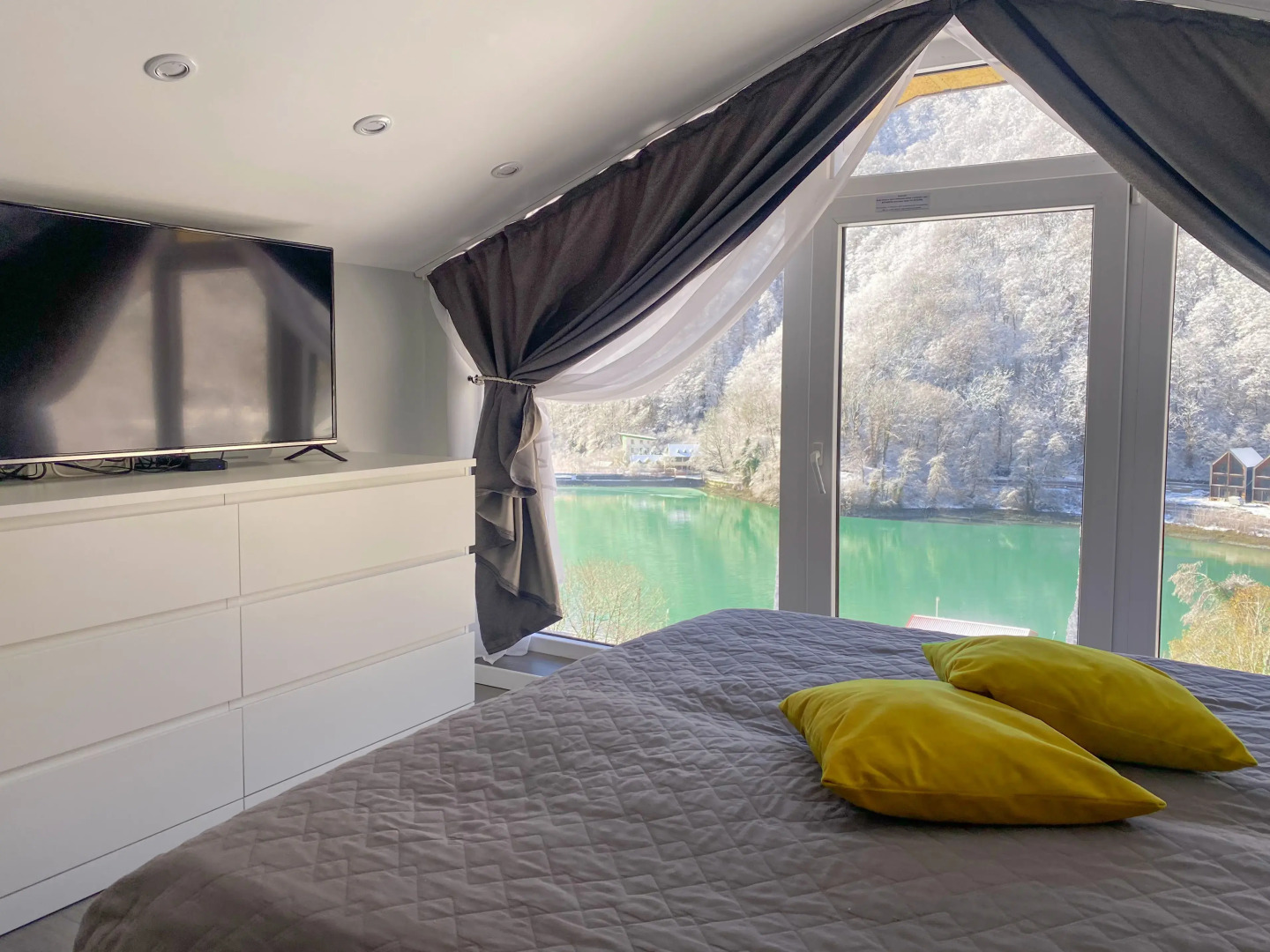 Квартира С Панорамным Видом на Озеро и Горы