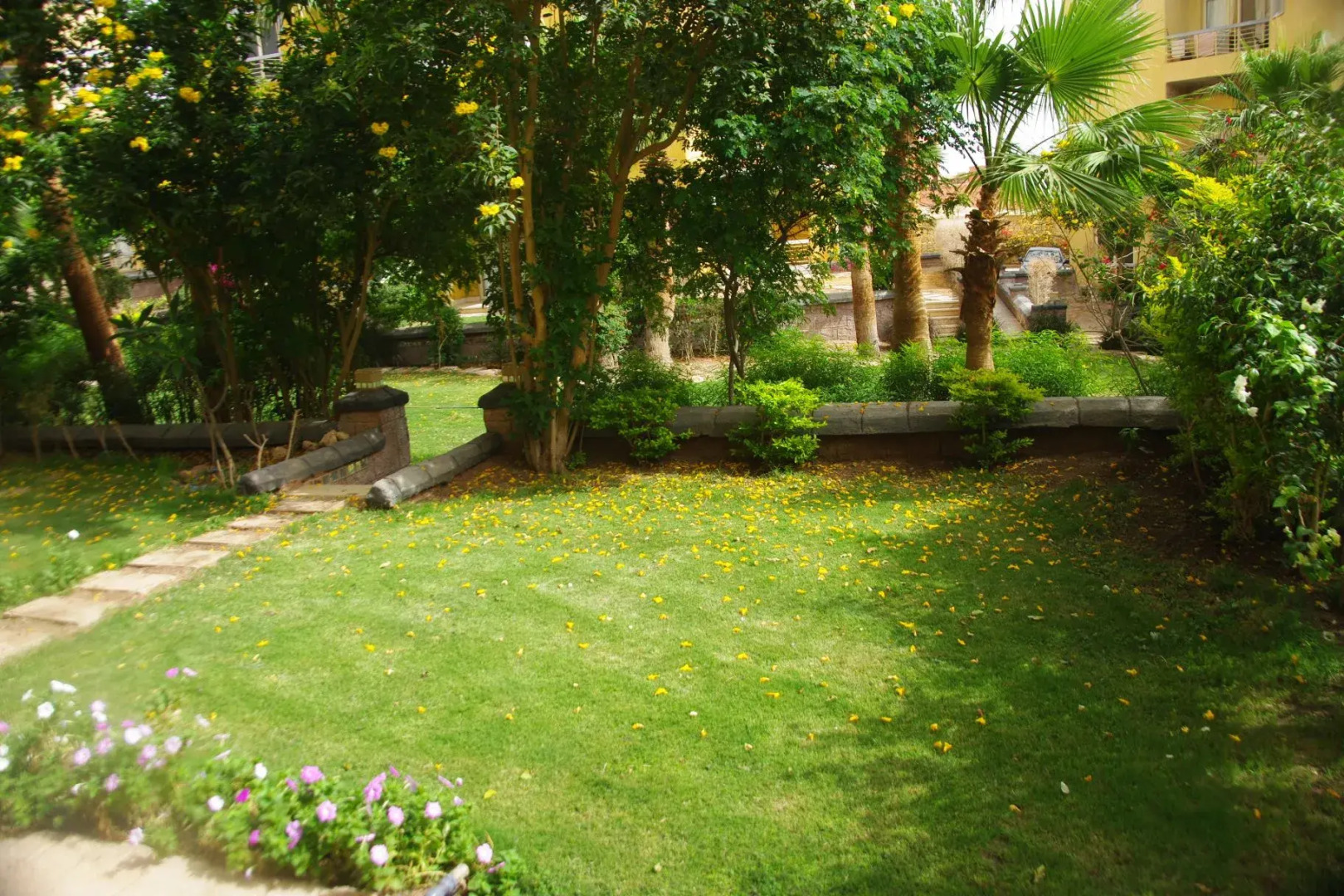 Апартаменты Luxury garden apartment and walk anywhere