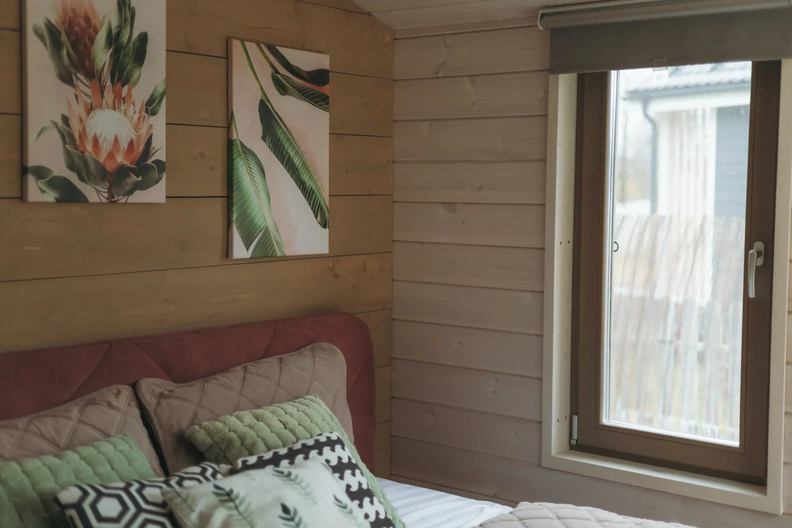 Частный дом с баней бочкой у воды и леса