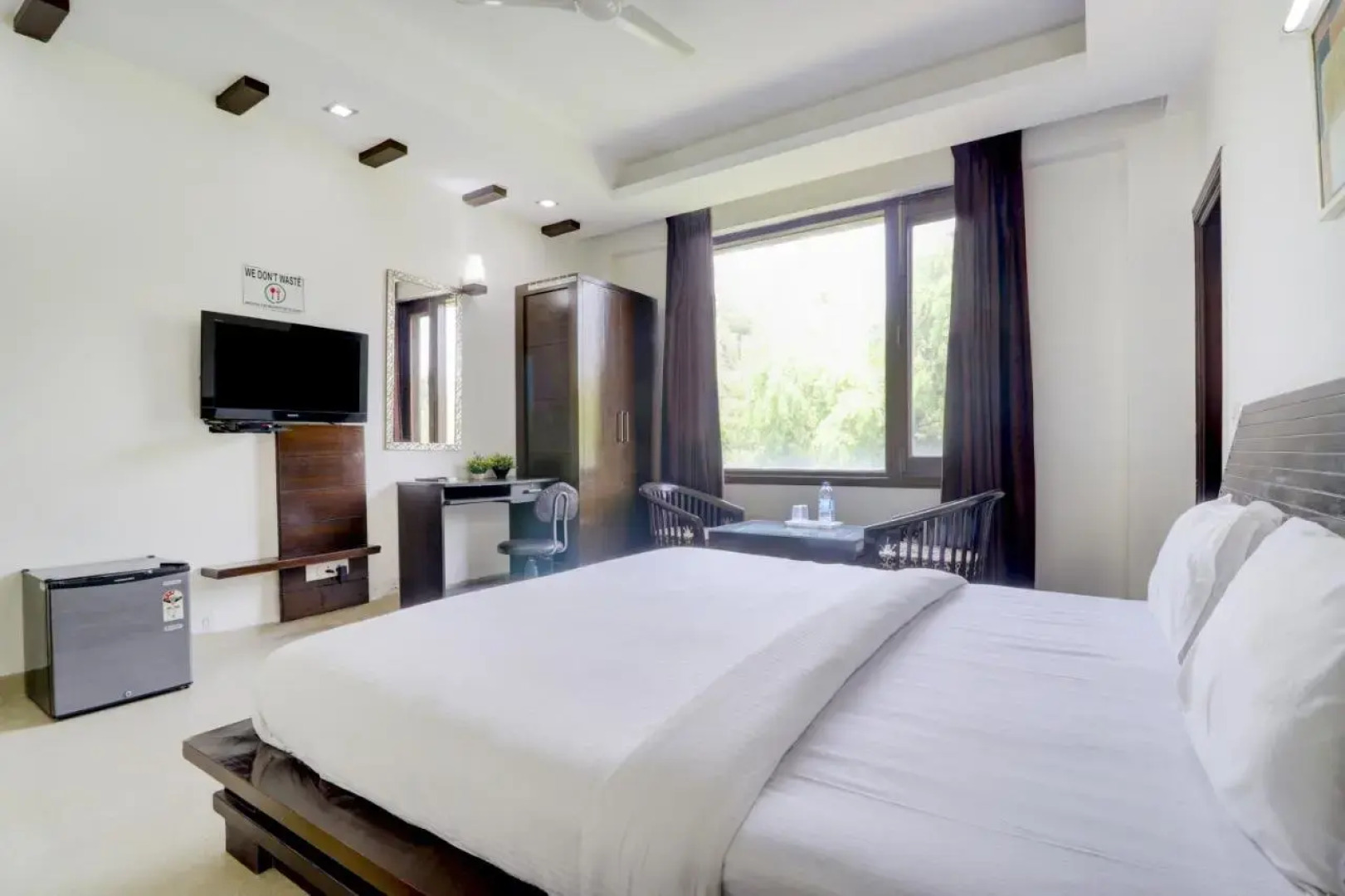 Отель Blue Moon Residency Hotel & Restaurant