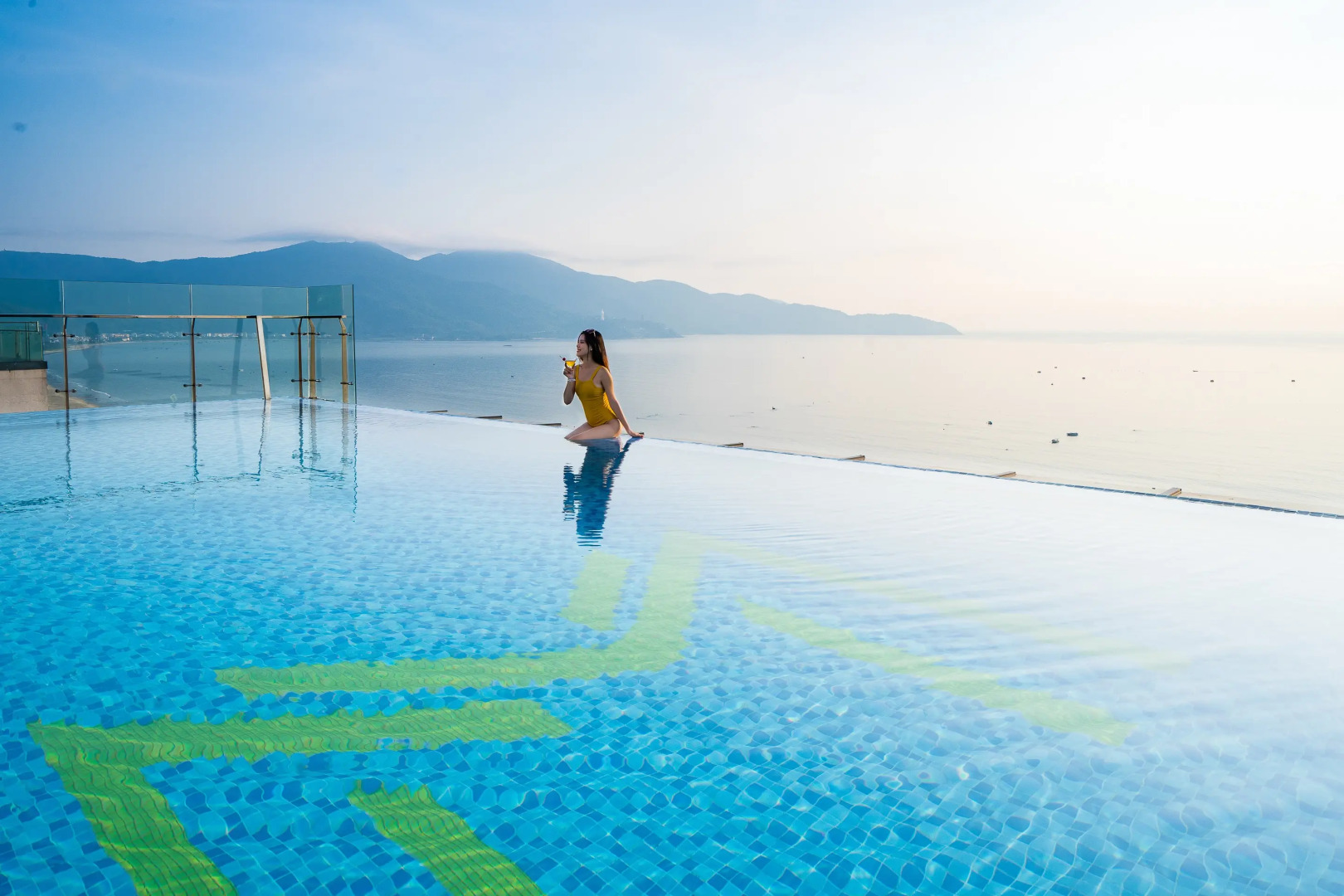 Отель Maximilan Danang Beach