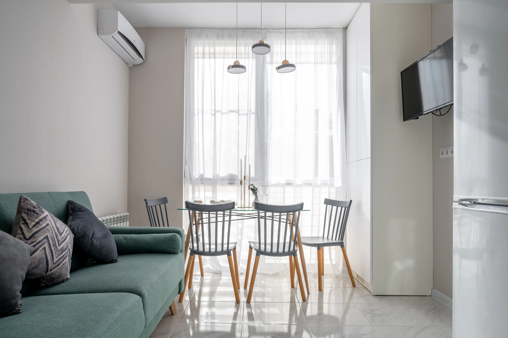 Светлая квартира с панорамными окнами. МПС 82