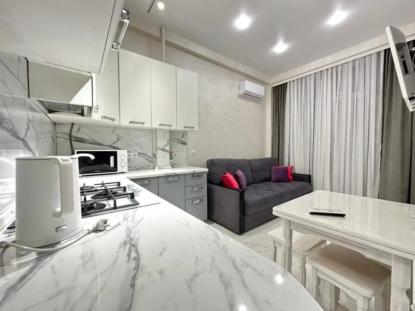 Море квартир уютная студия с панорамными окнами в центре Адлера 6