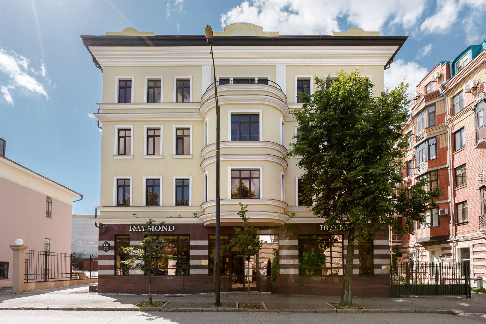 Отель Raymond
