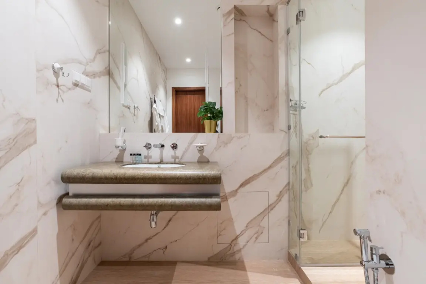 Студия для двоих на 74-м этаже