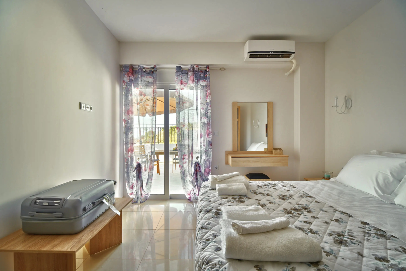 Отель Lake View Suites