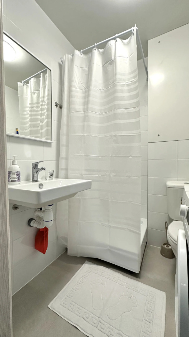 Апартаменты Истоман Two с видом на пруд