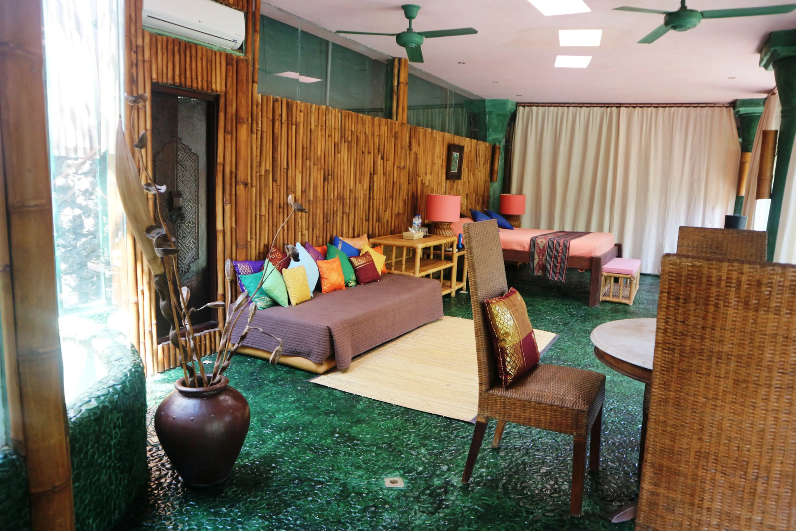 Отель La Taverna Suites