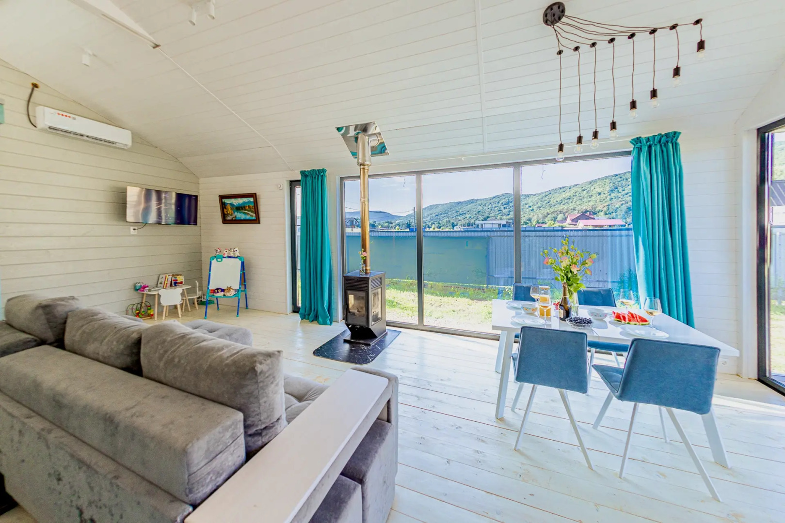 Частный дом У реки в горах