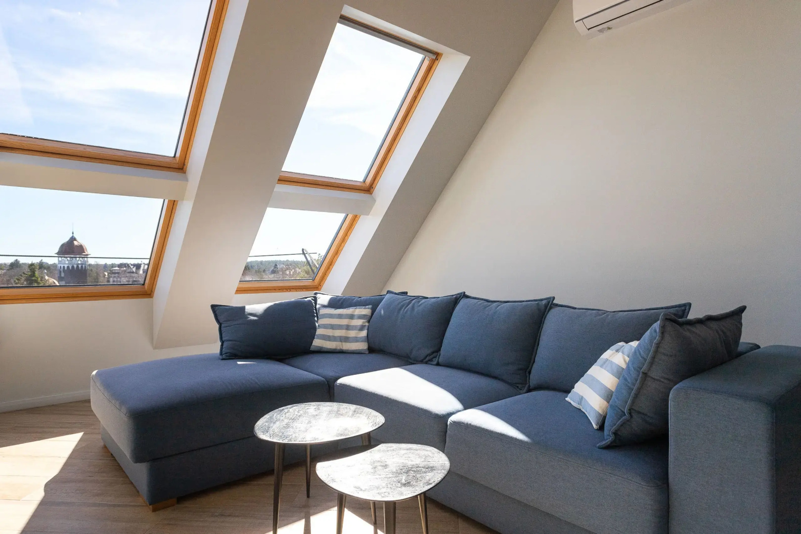 Квартира с Мансардными Окнами и Видом на Море