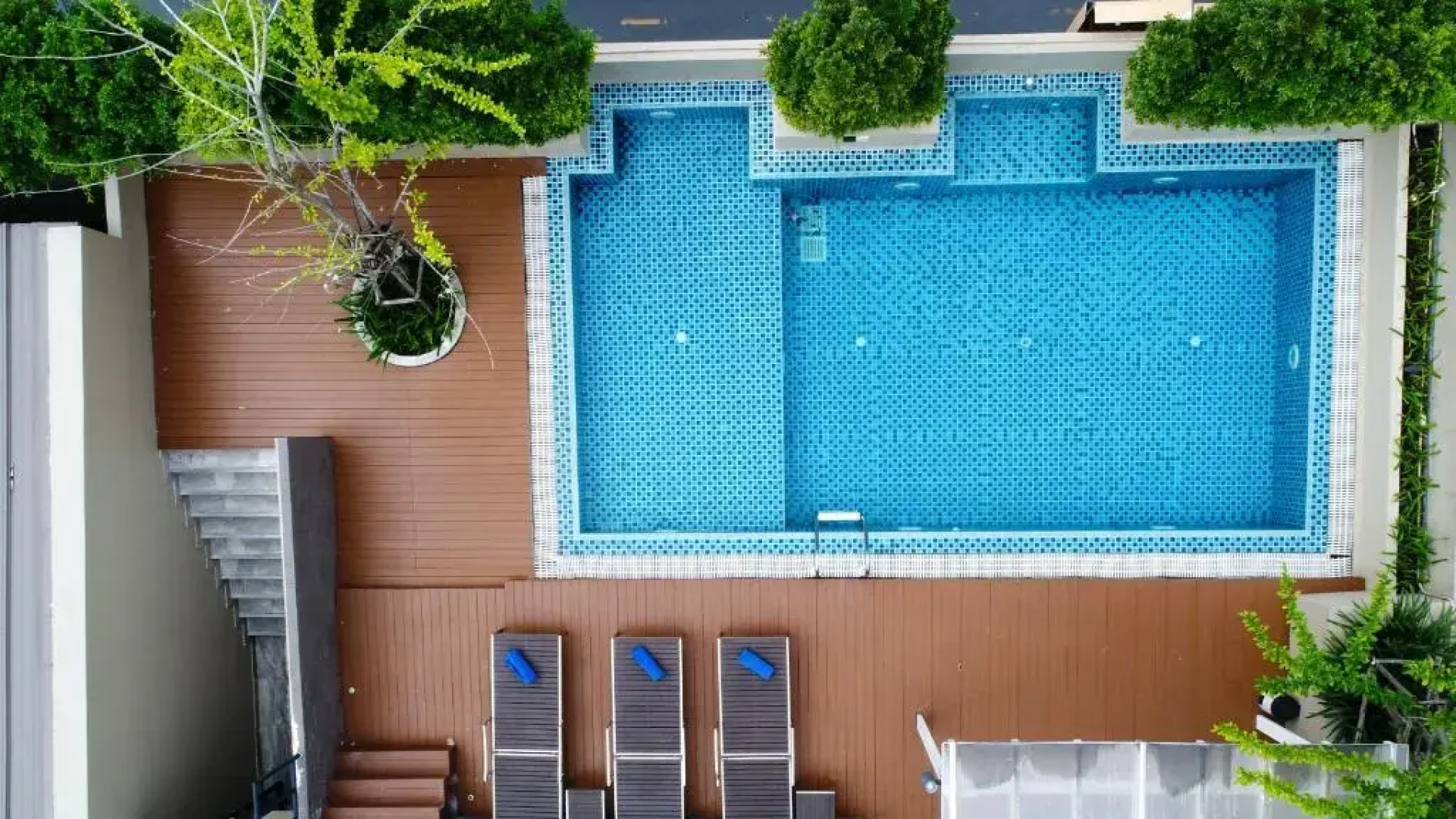 Отель Ramada by Wyndham Bangkok Ten Ekamai Residences