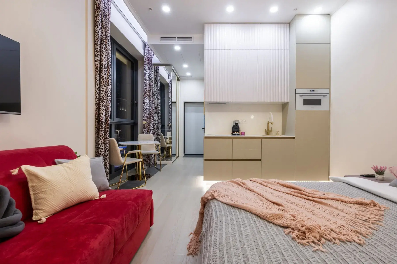 Апартаменты Алис Sun-Kissed Interiors