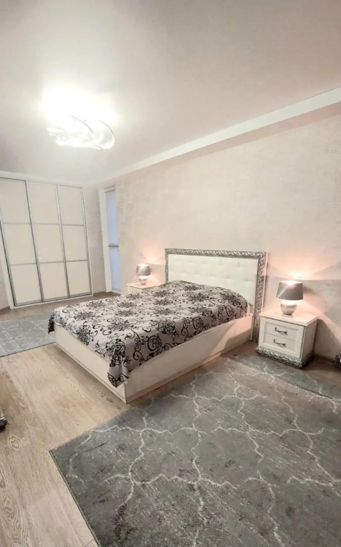 Апартаменты в центре с тремя спальнями на Червякова 55 рядом с парком Победы