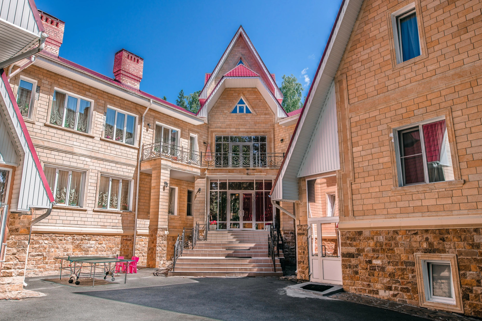 Отель Талес