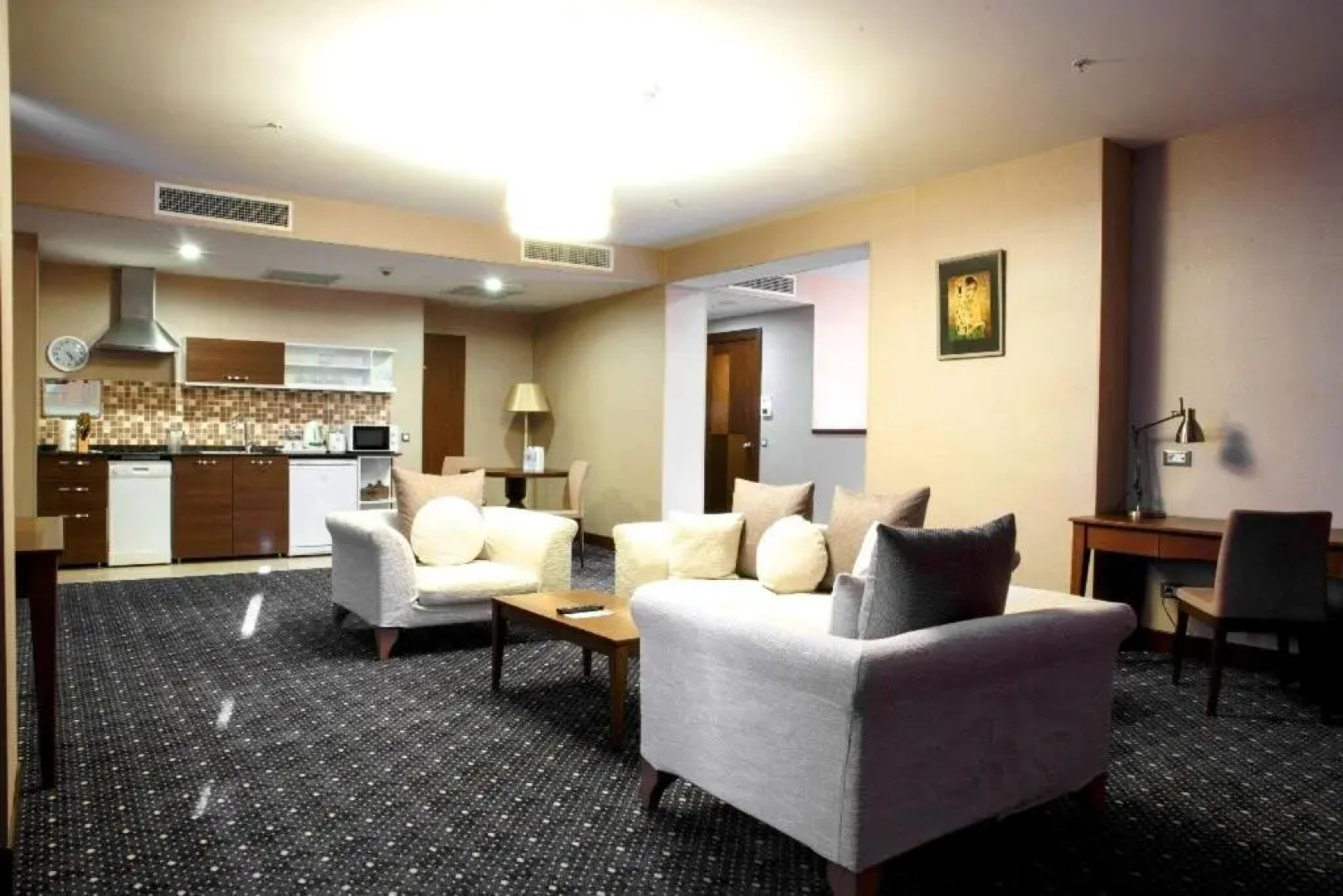 Parkside Hotel & Apartments