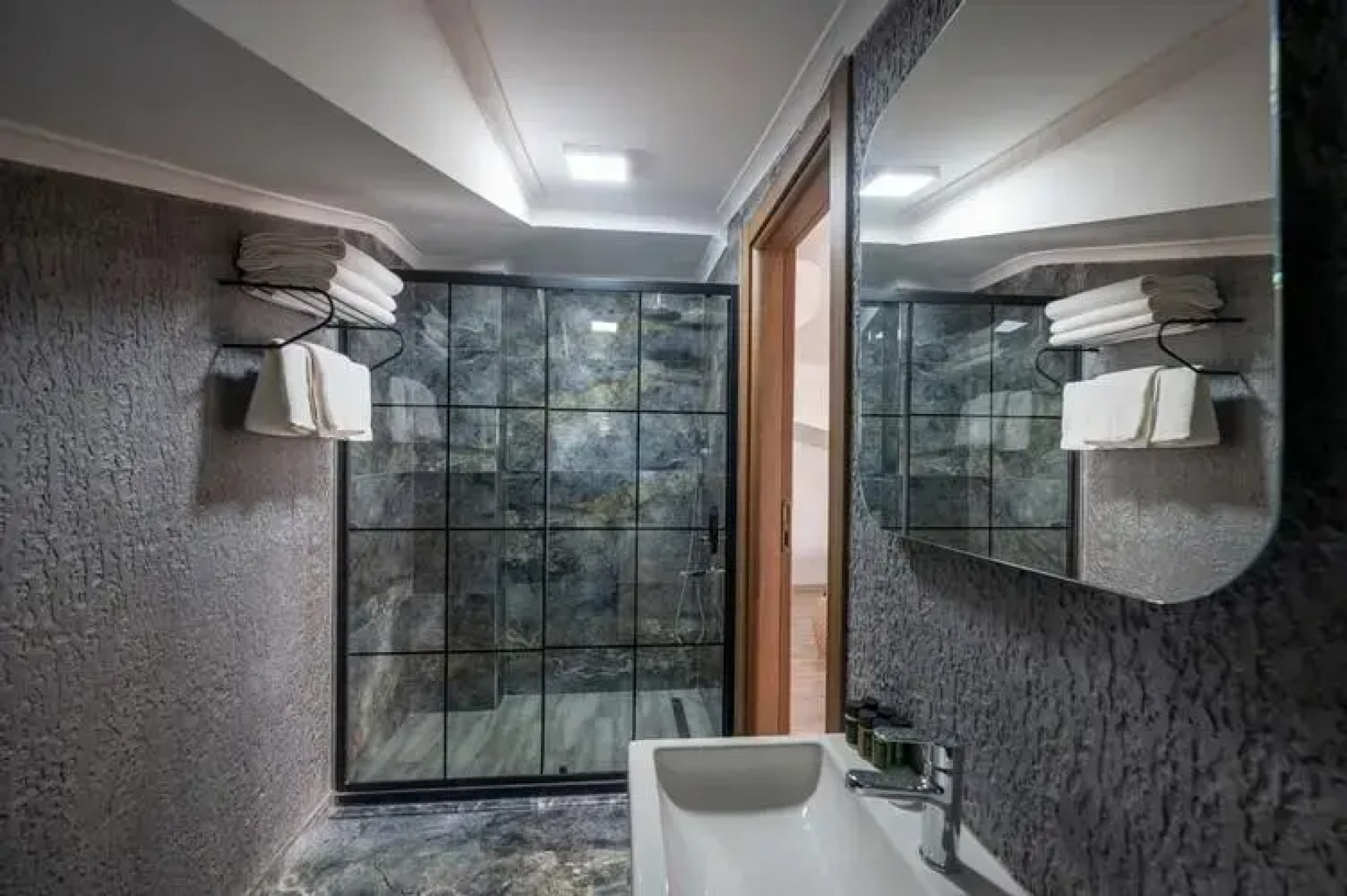 Luxury Airport Hotel by Zazzoni