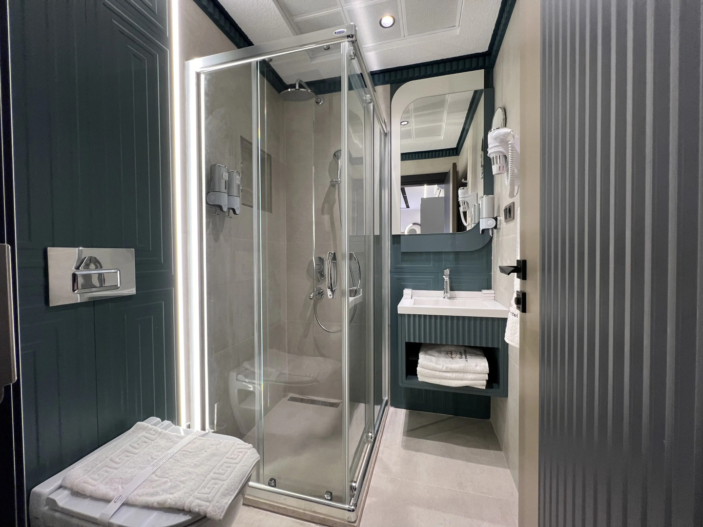 Hotel Elysian Airport