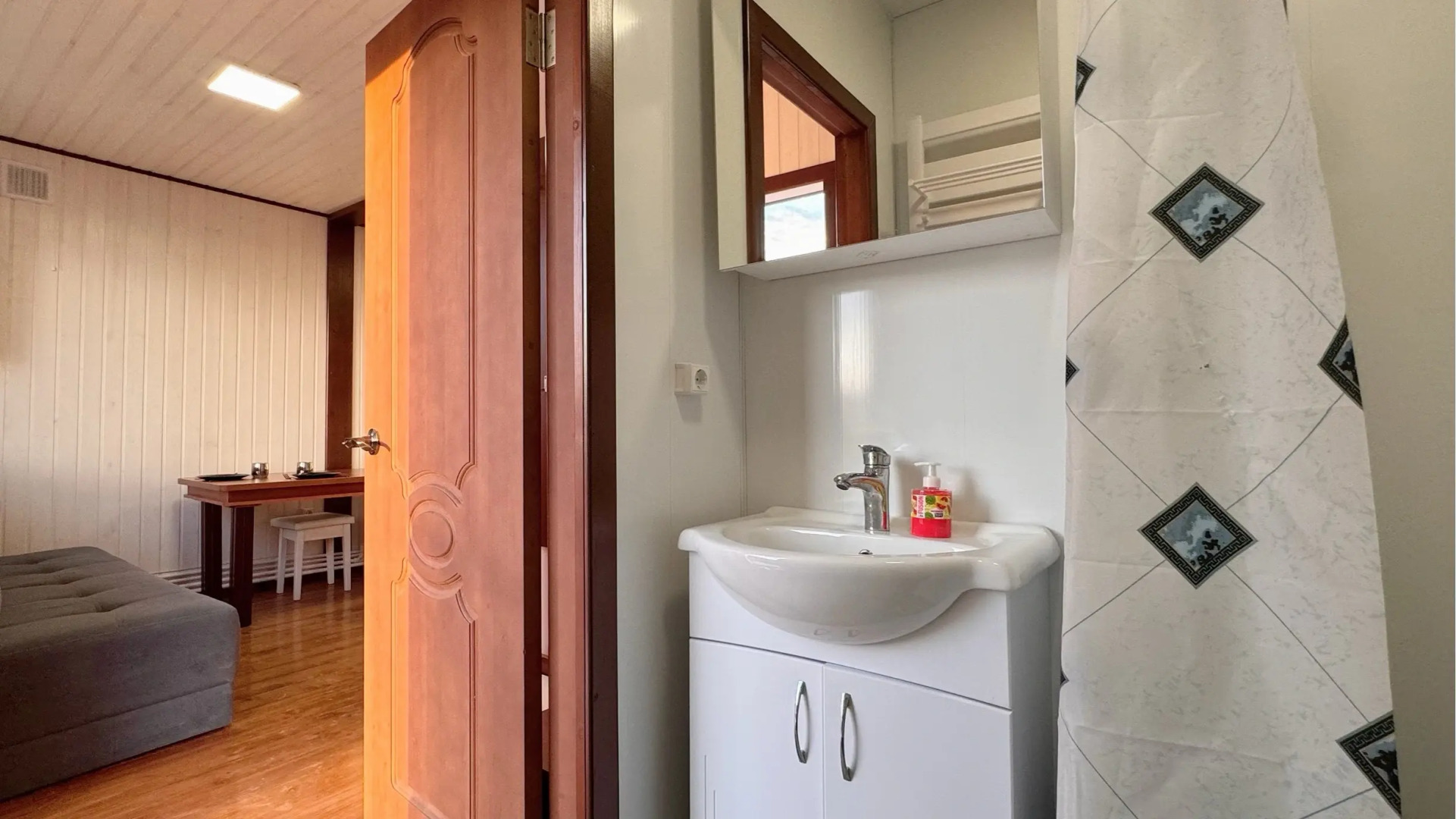 Частный дом у моря с беседкой