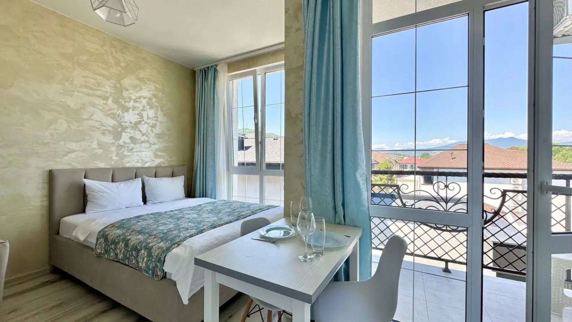 Квартиры с балконами и видом на горы на Мелетяна 5а