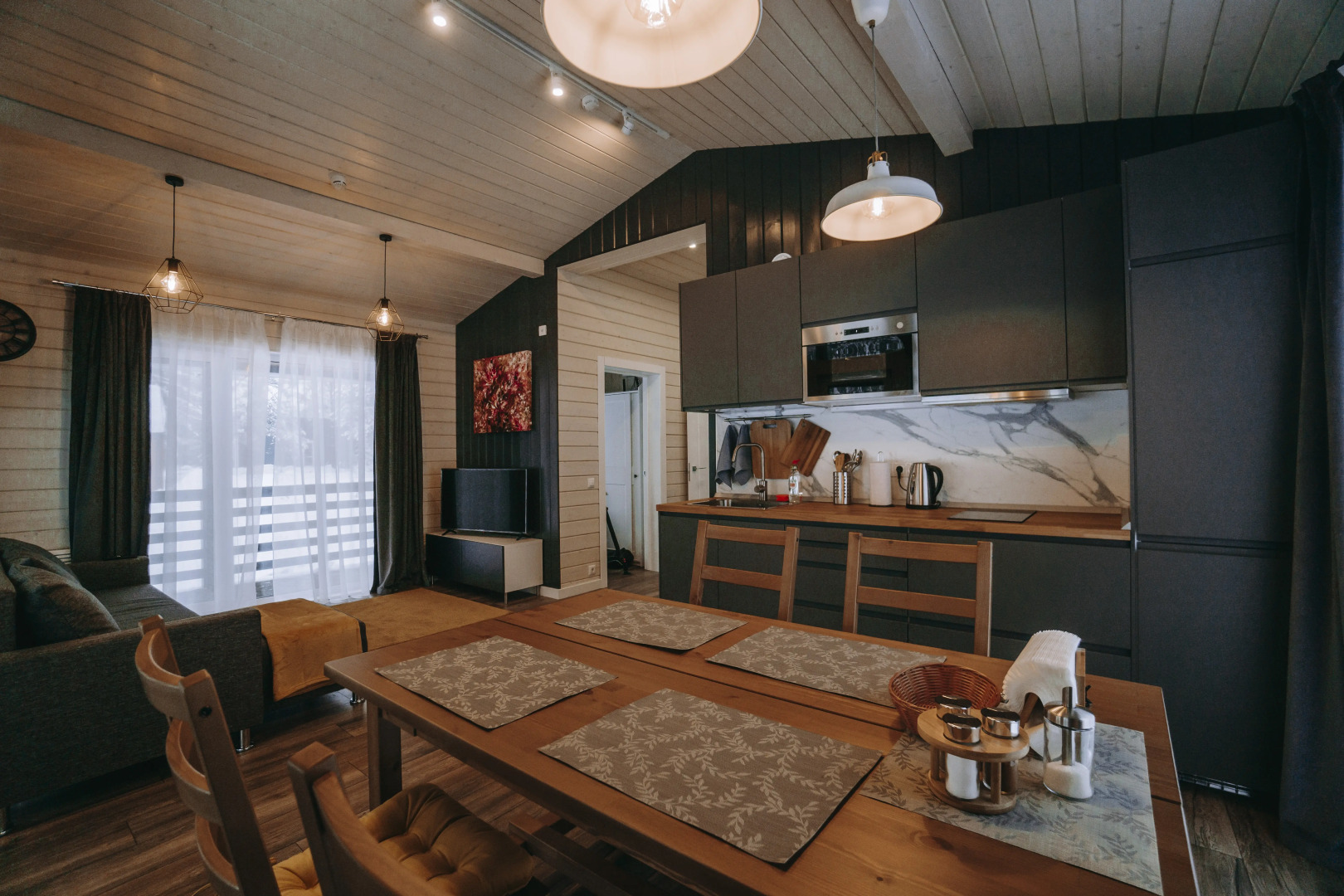 Дом Барнхаус у озера с панорамным остеклением