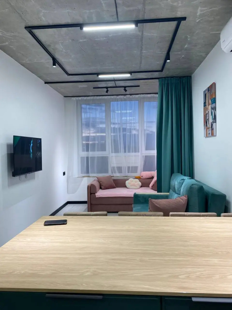 Апартаменты Пикассо - индустриальный шик с яркими акцентами