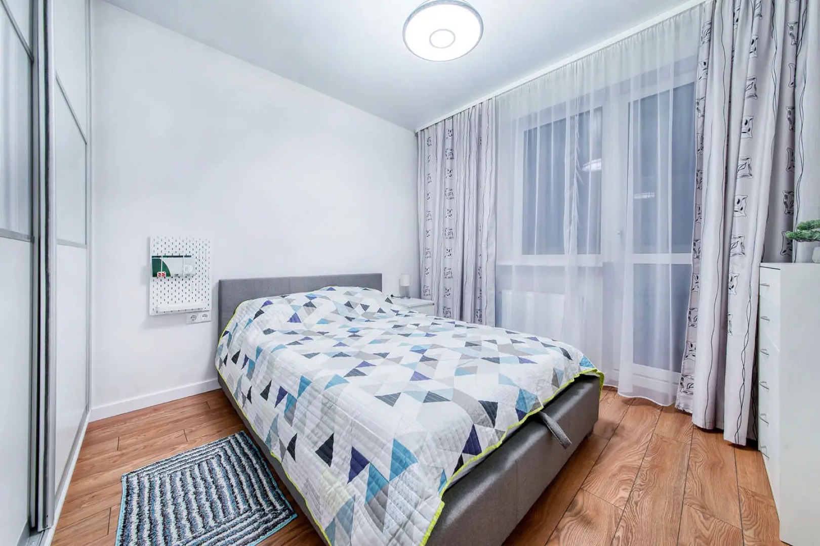 Квартира на сутки В центре Метро в шаговой доступности Кухня объединена с жилой зоной Отдельная спальня Wi-Fi