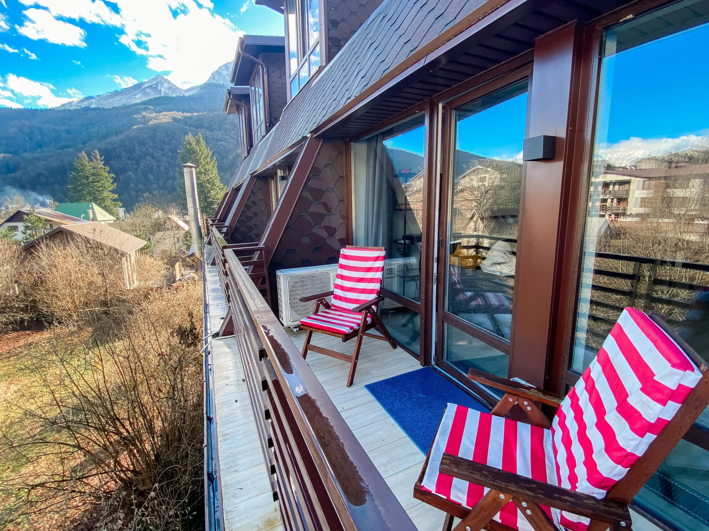 Студия с террасой с панорамным видом на горы