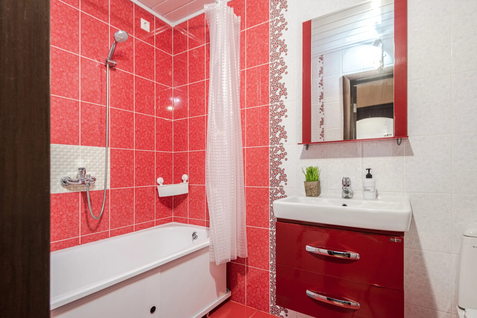 Квартира 1-к яркая у залива на Маркова 8/2 от RentAp, 4 сп.места