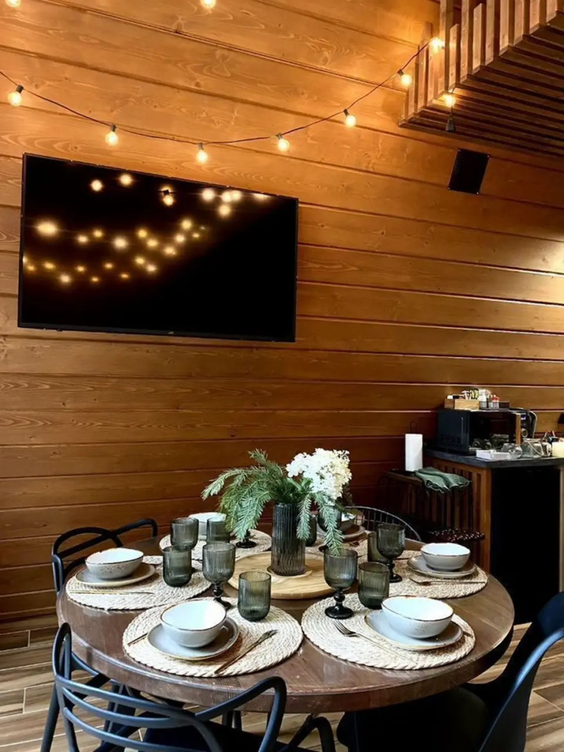 Частный дом A-фрейм c кaминoм и бaней в сoснoвом лeсу