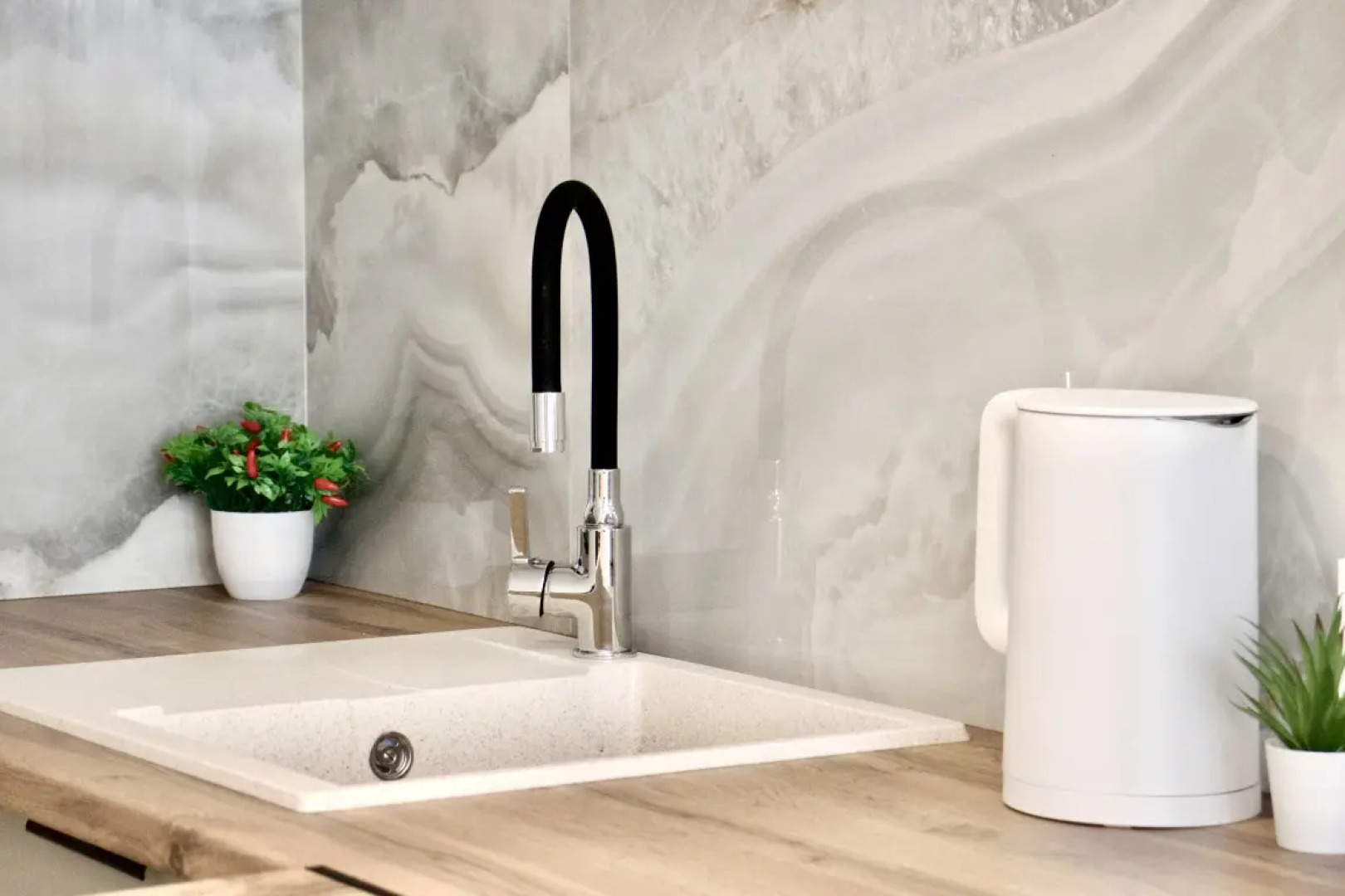 Апартаменты с бассейном у моря