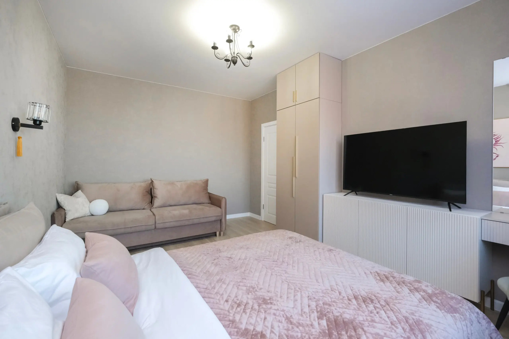 Большая Однокомнатная Квартира с Видом на Реку и Новым Ремонтом