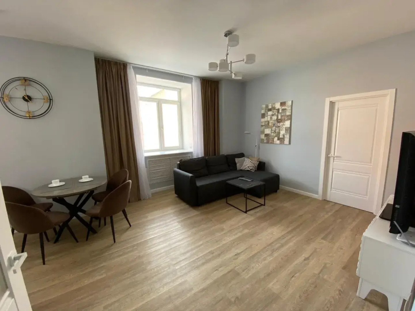 Апартаменты трехкомнатные рядом с набережной