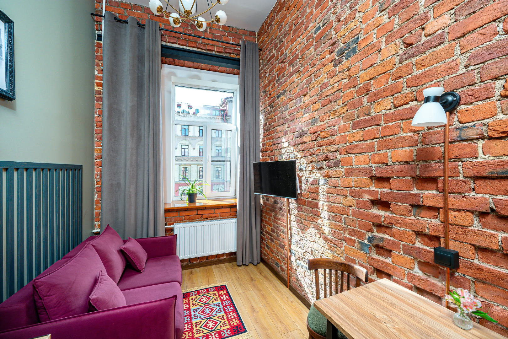 Апартаменты с видом на Неву