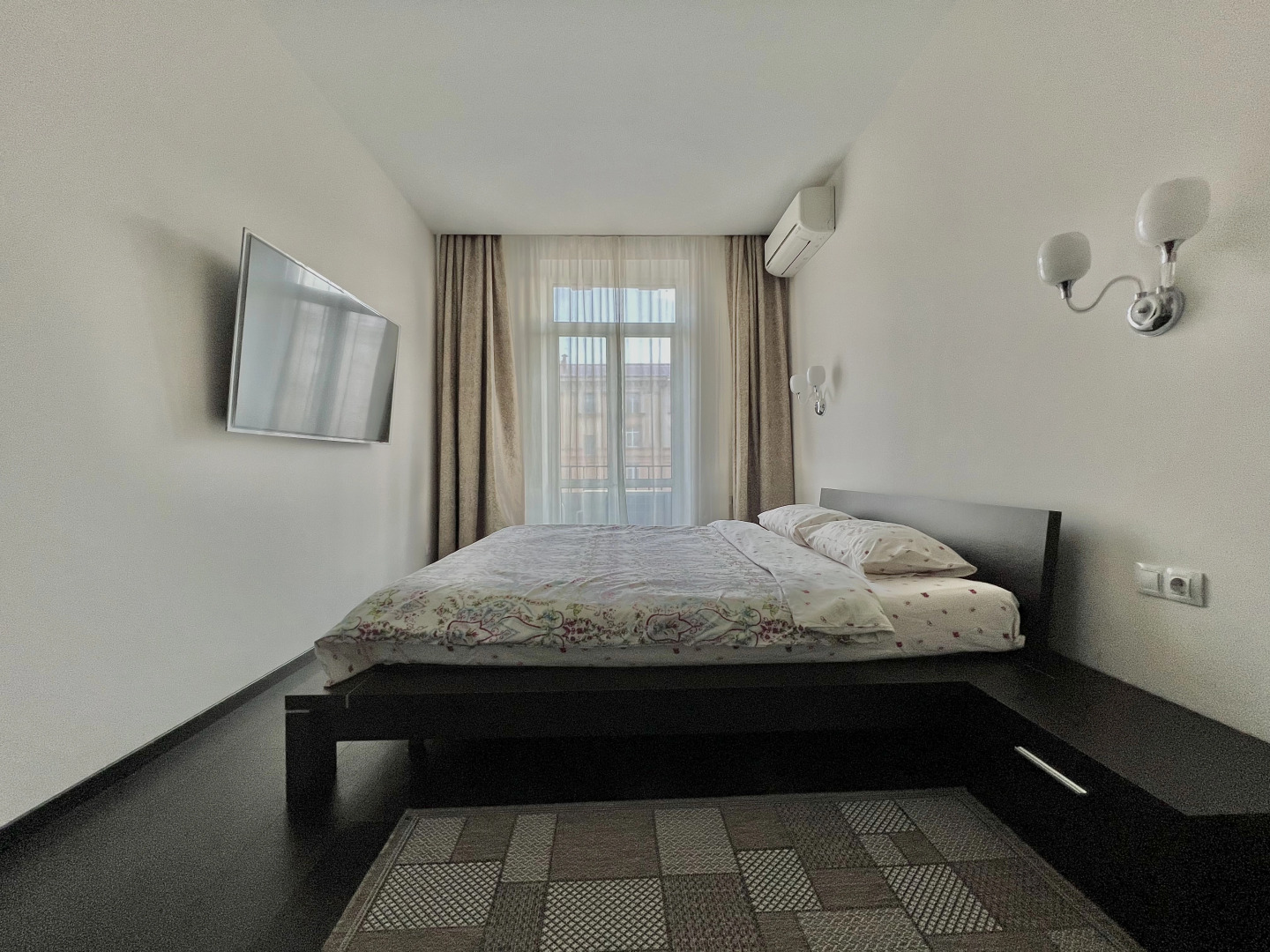 Апартаменты Прекрасная Двухкомнатная Квартира с Видом на Главный Проспект