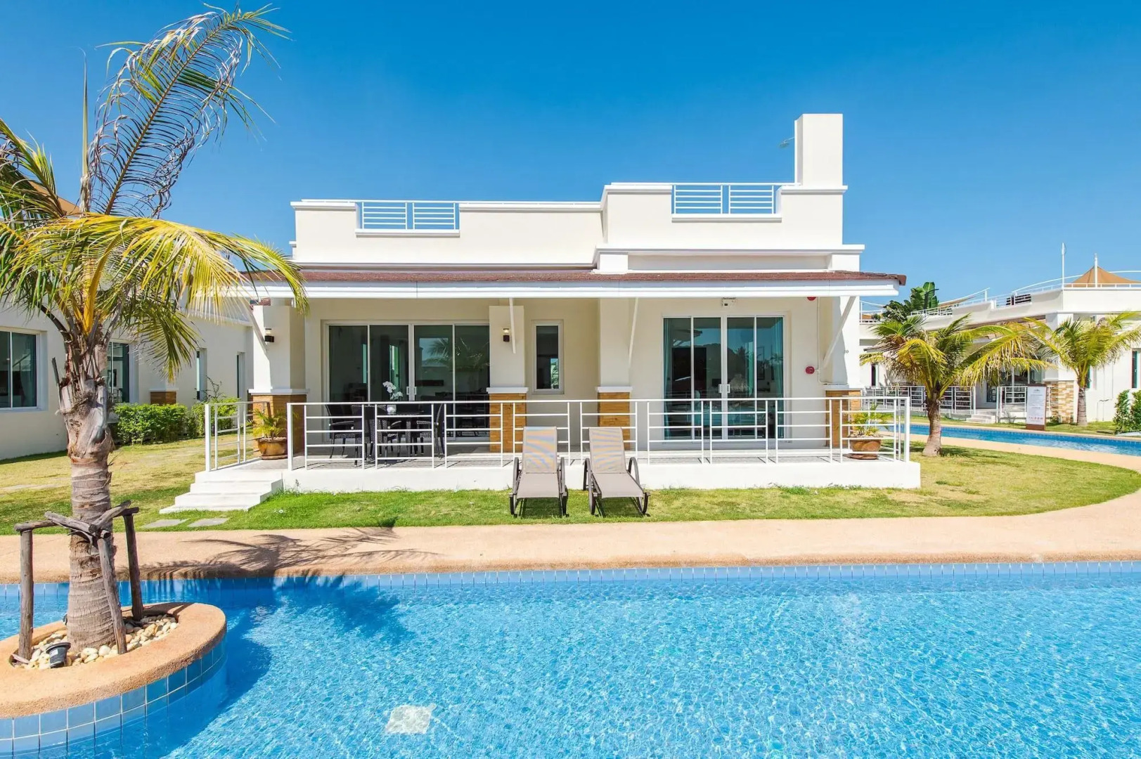 Отель The Oriental Beach Pearl