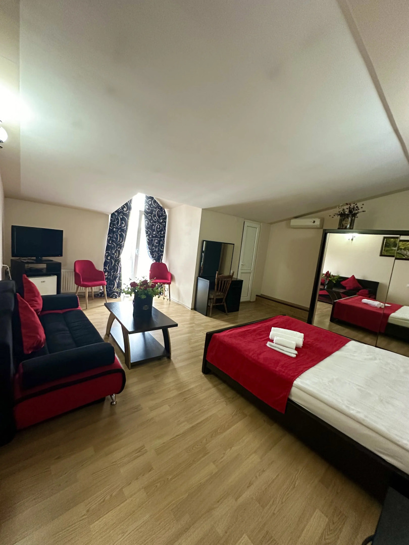 Отель Qeroli old town