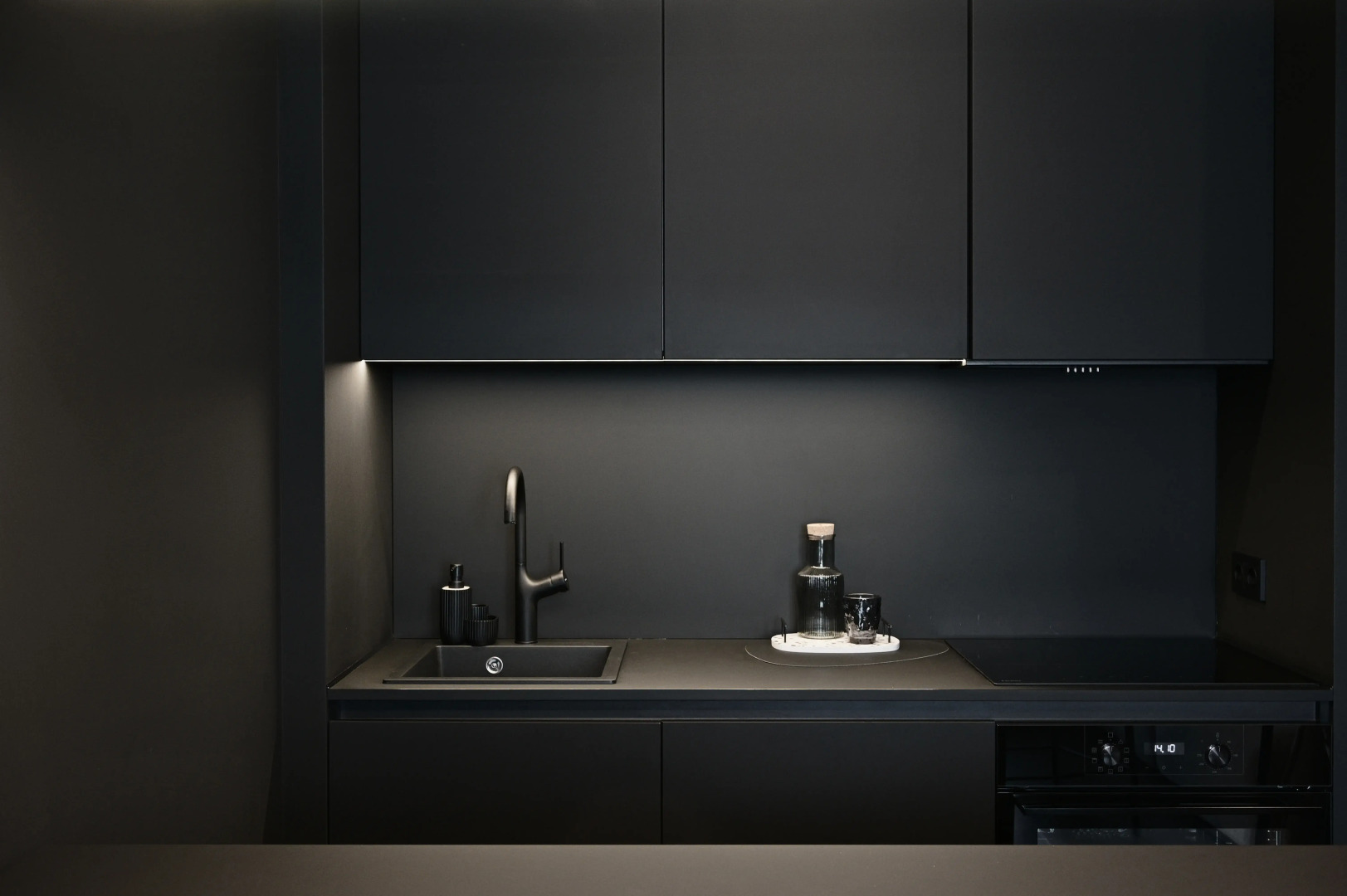 Квартира Aparts Pro+ Студия Black Panorama у Волги в ЖК Галактика на 16 Этаже