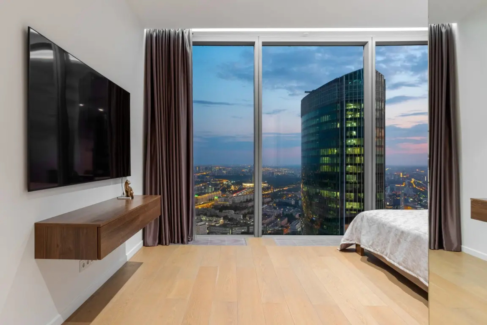 Студия для двоих на 74-м этаже