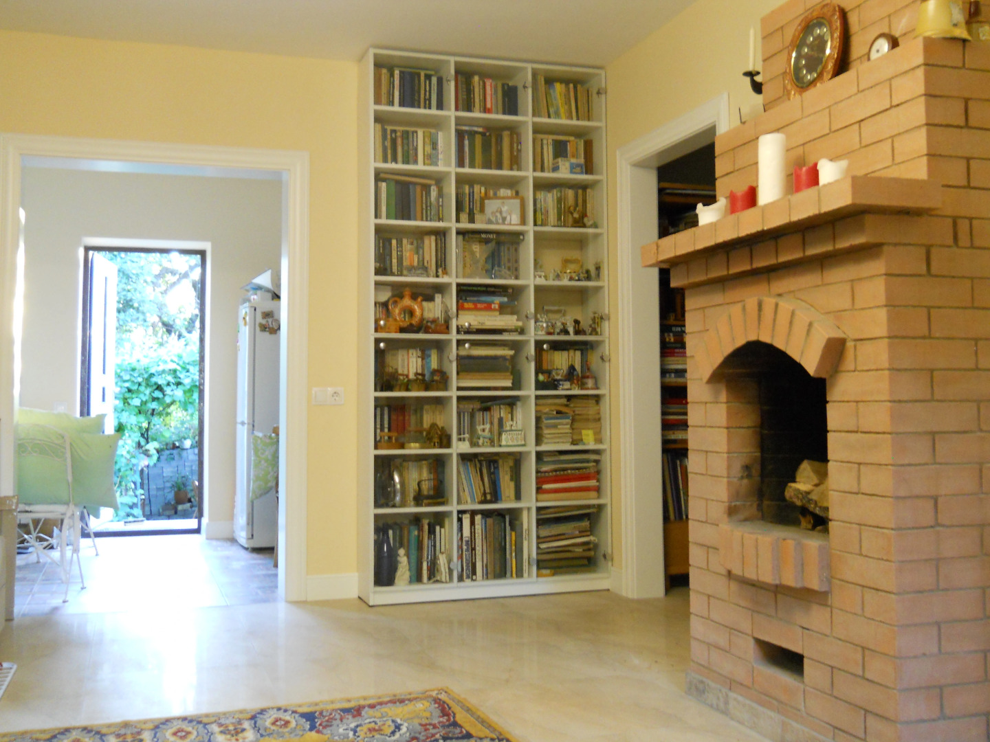 Частный дом с камином на берегу реки