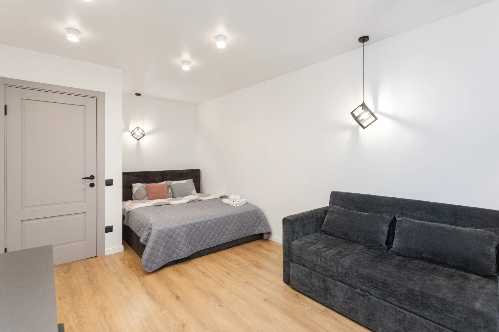 Квартира уютная трехкомнатная с двумя балконами рядом с островом Канта