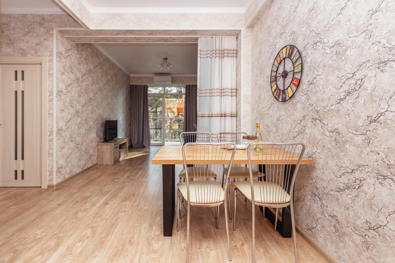 Апартаменты 2-комнатные для семьи с большим балконом