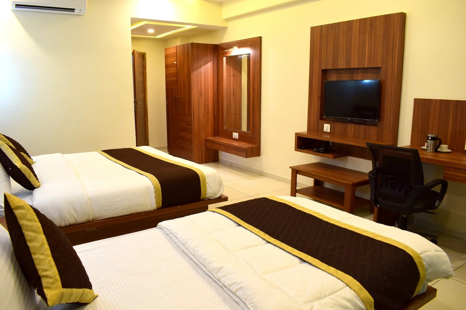 Отель Royal Square by Sky Stays