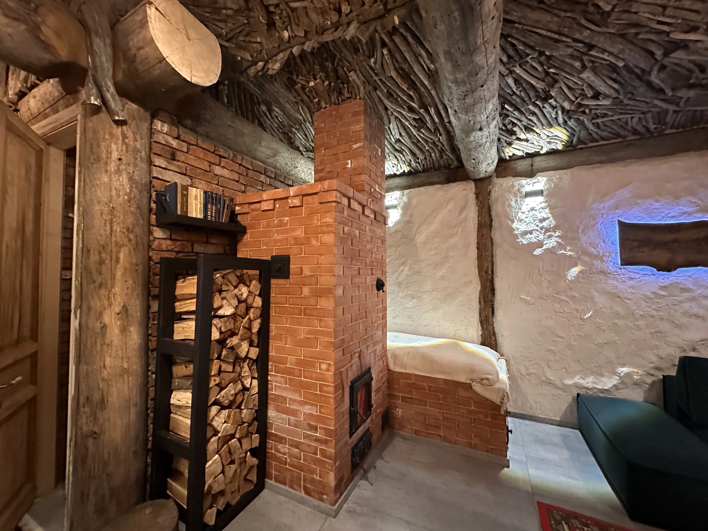 Частный дом гнѣздо с камином и двумя спальнями