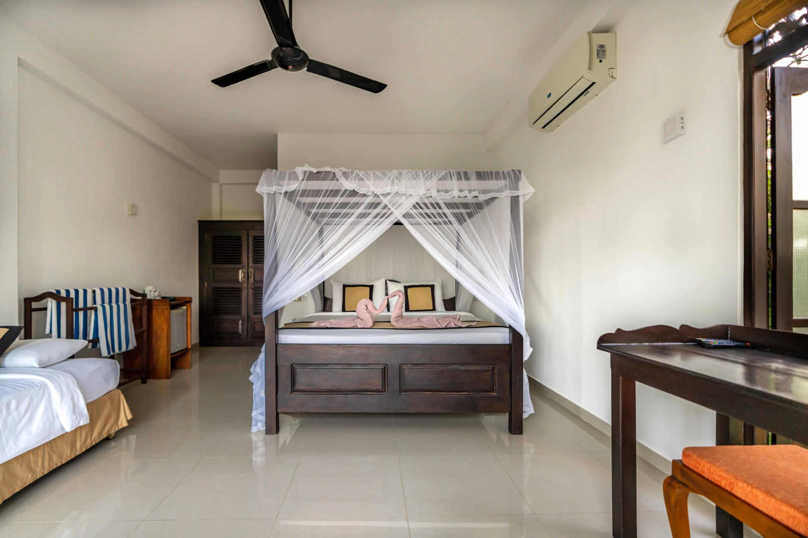 Курортный отель Ananthaya Beach