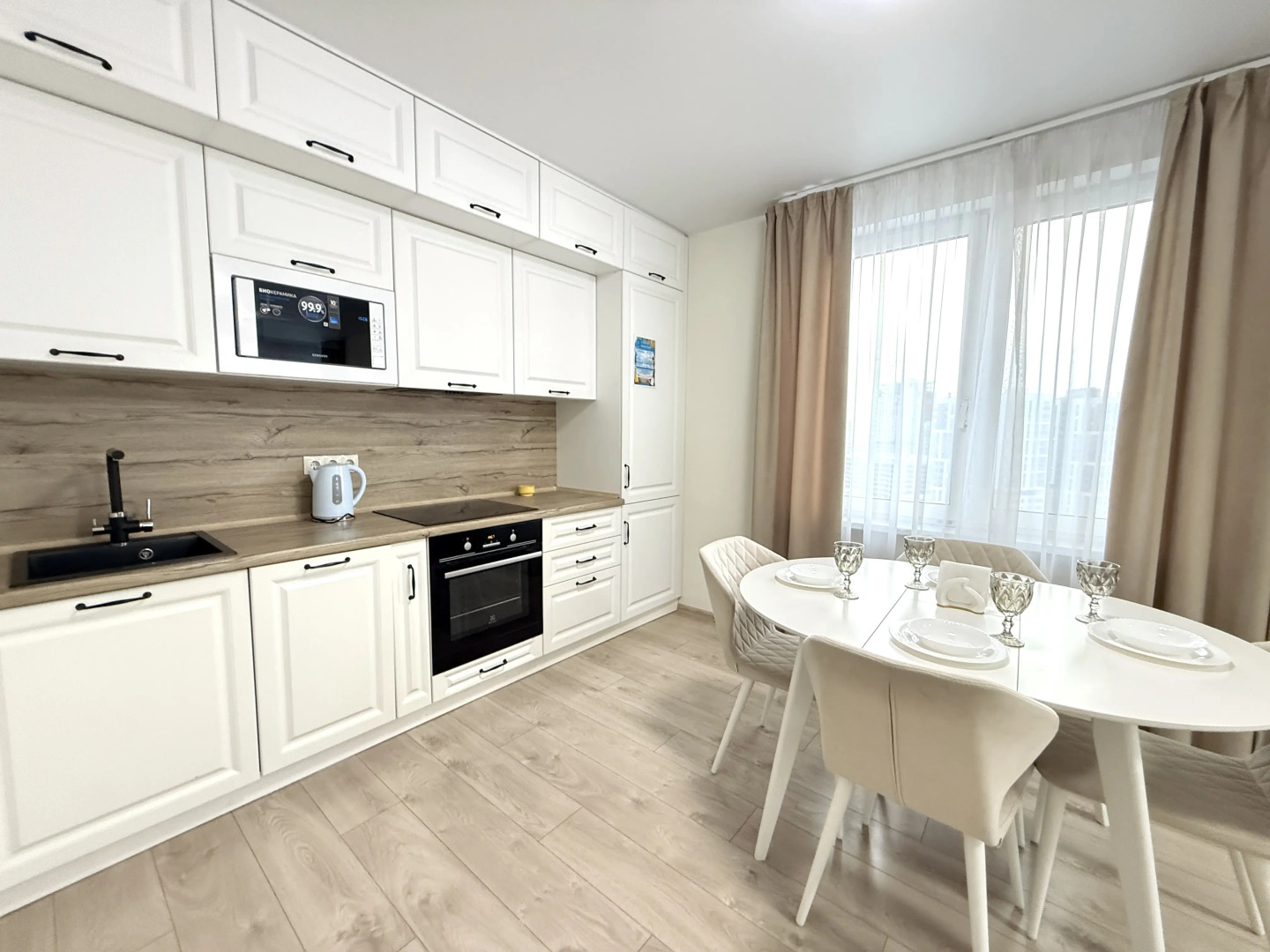 Апартаменты Элитные на берегу реки Тура с видом на Мост Влюбленных